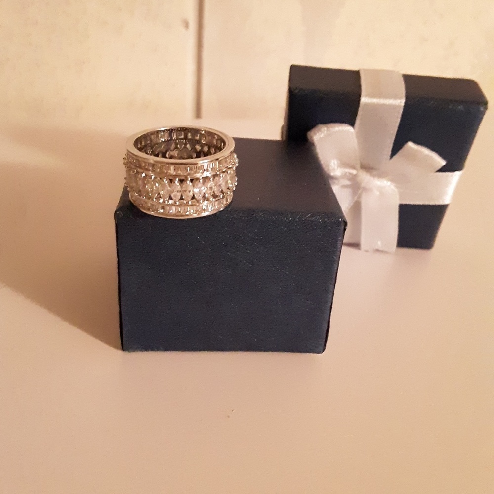 Beautiful Crystal & Cubic Zirconia Band Ring - Picture 2 of 5
